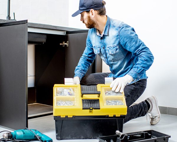 Más allá de la seguridad: Las múltiples funciones de un conserje en el entorno laboral moderno