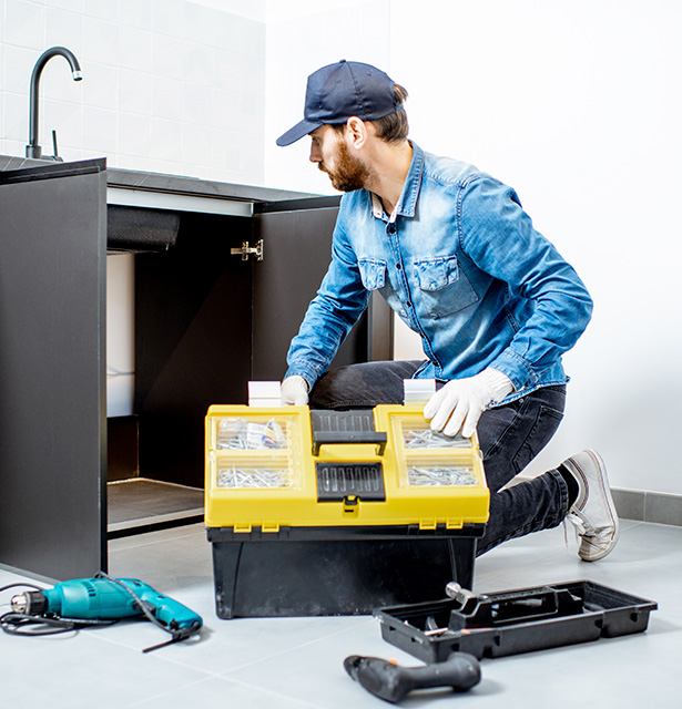 Más allá de la seguridad: Las múltiples funciones de un conserje en el entorno laboral moderno